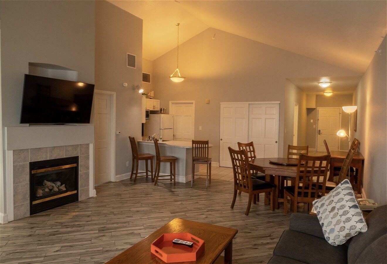 Two Bedroom – King/Queen Lakeview - Image 1